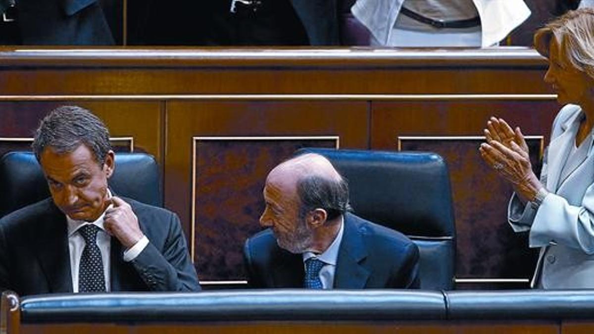 Rubalcaba felicita a Zapatero mientras Salgado aplaude al presidente, ayer, en el Congreso.