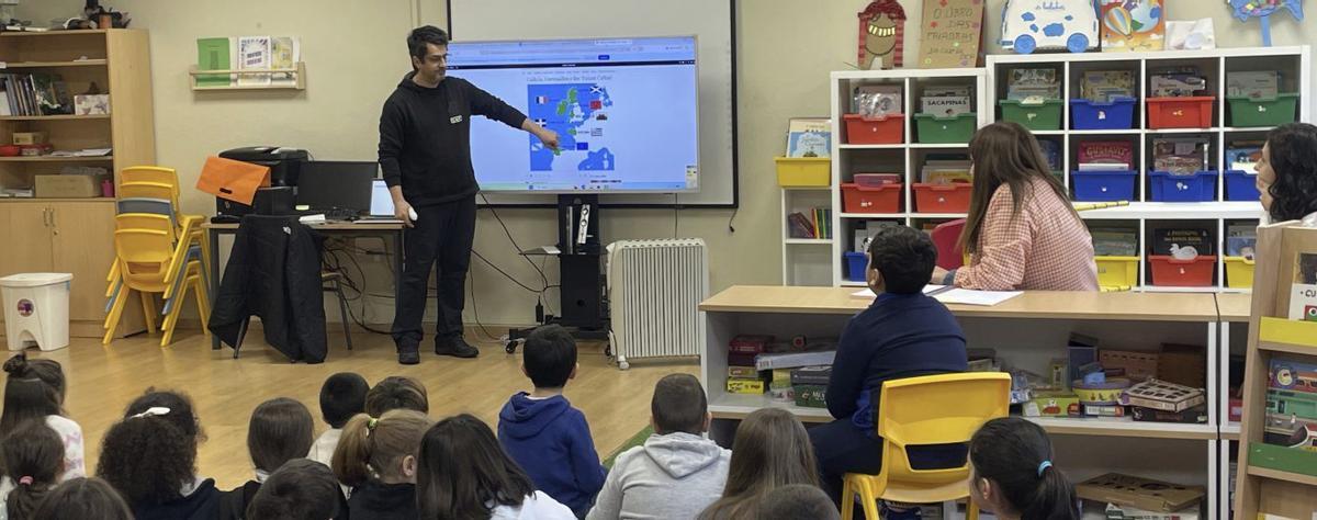 El artesano durante su charla en el centro.  |