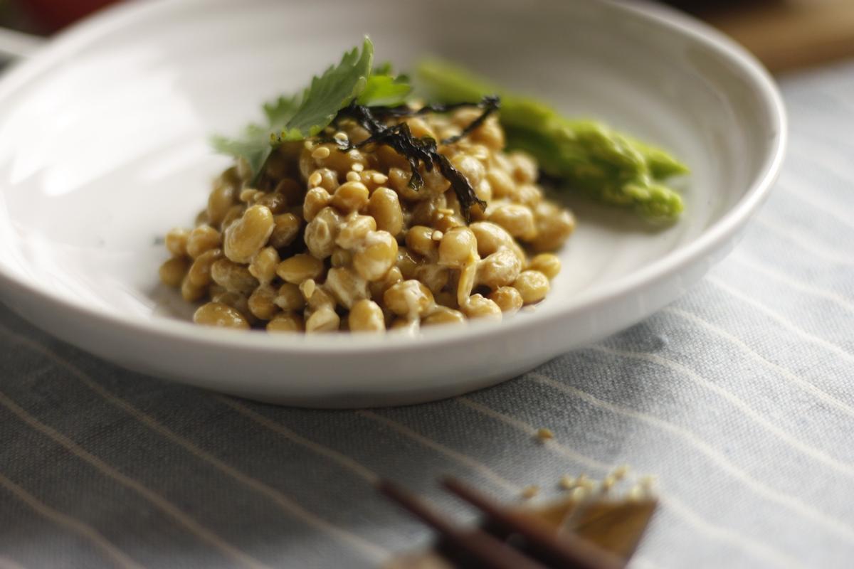 El natto son semillas de soja cocidas expuestas a una bacteria