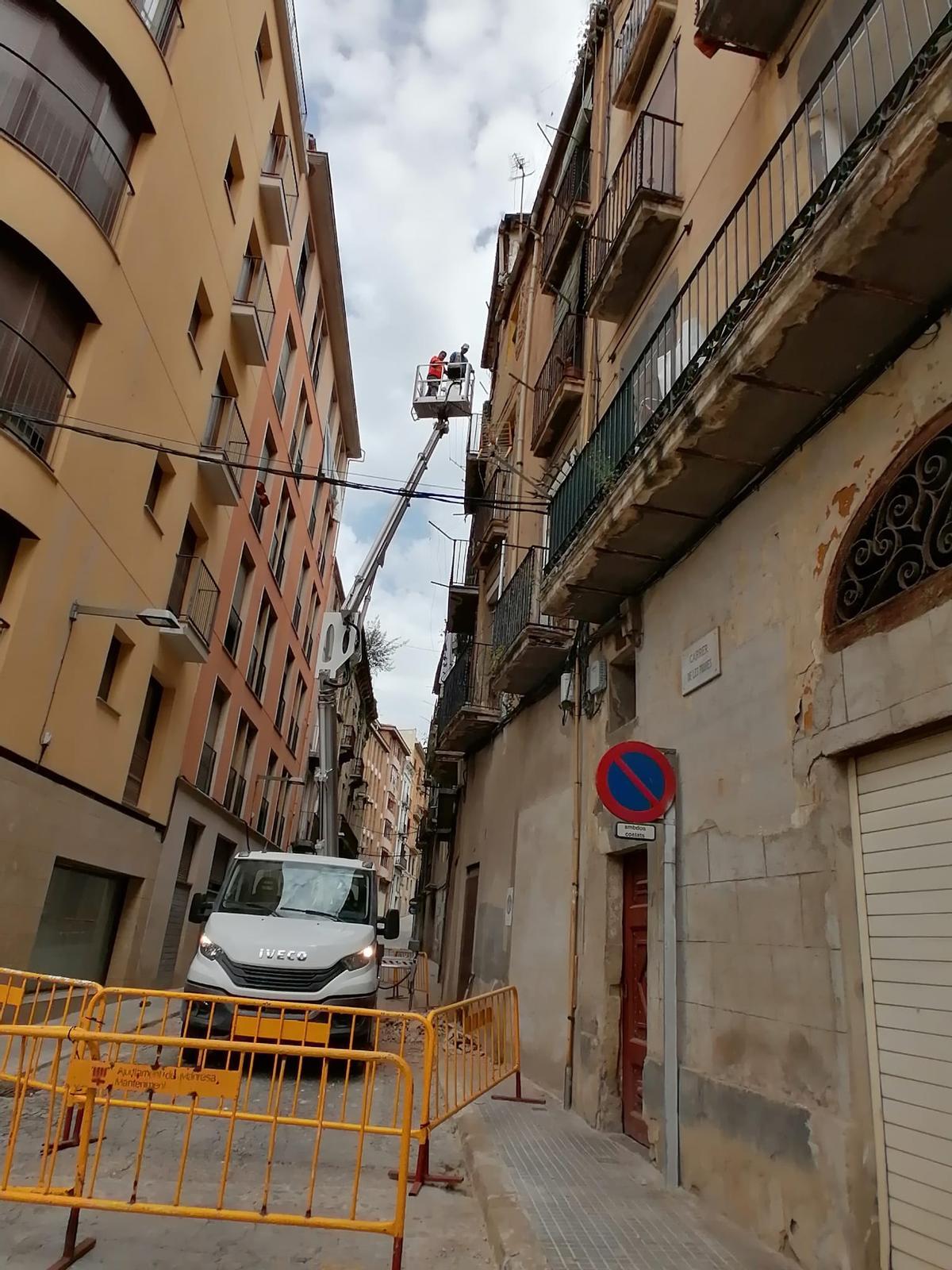 La grua instal·lada al carrer de les Piques per poder sanejar la façana