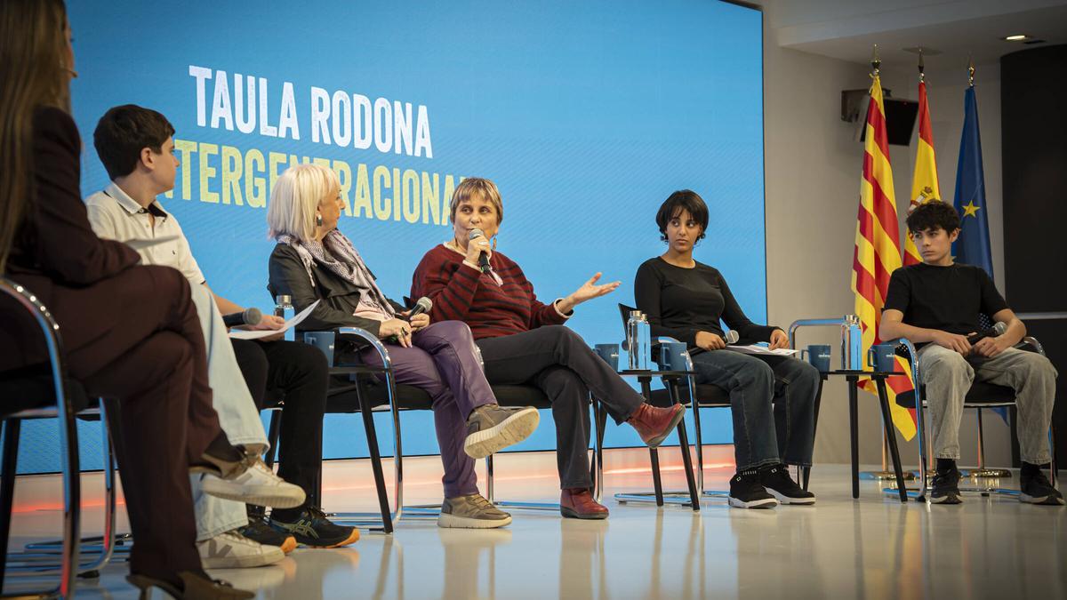 EN CATALUÑA | Diálogo entre adolescentes y represaliadas por el franquismo: «La censura no solo prohibiría ‘Élite’, lo haría hasta con ‘Bob Esponja'»