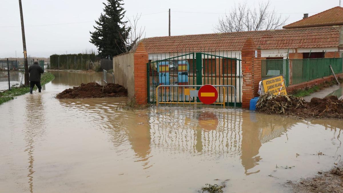 Monzalbarba ha sido una de las primeras zonas en sufrir los efectos de la riada este martes