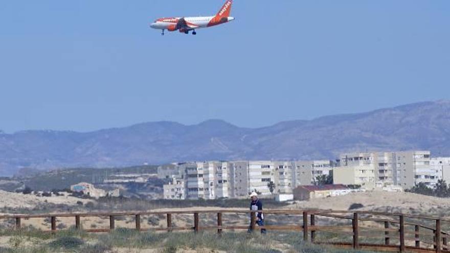 Edificios al fondo, en una imagen tomada en Arenales del Sol.