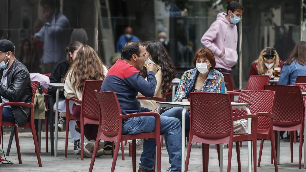 Usuarios en una terraza de Cáceres en una foto de archivo.