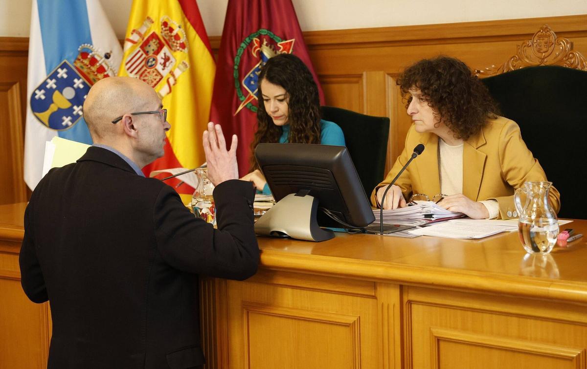 Pleno municipal de Santiago, con María Rozas y Goretti Sanmartín.