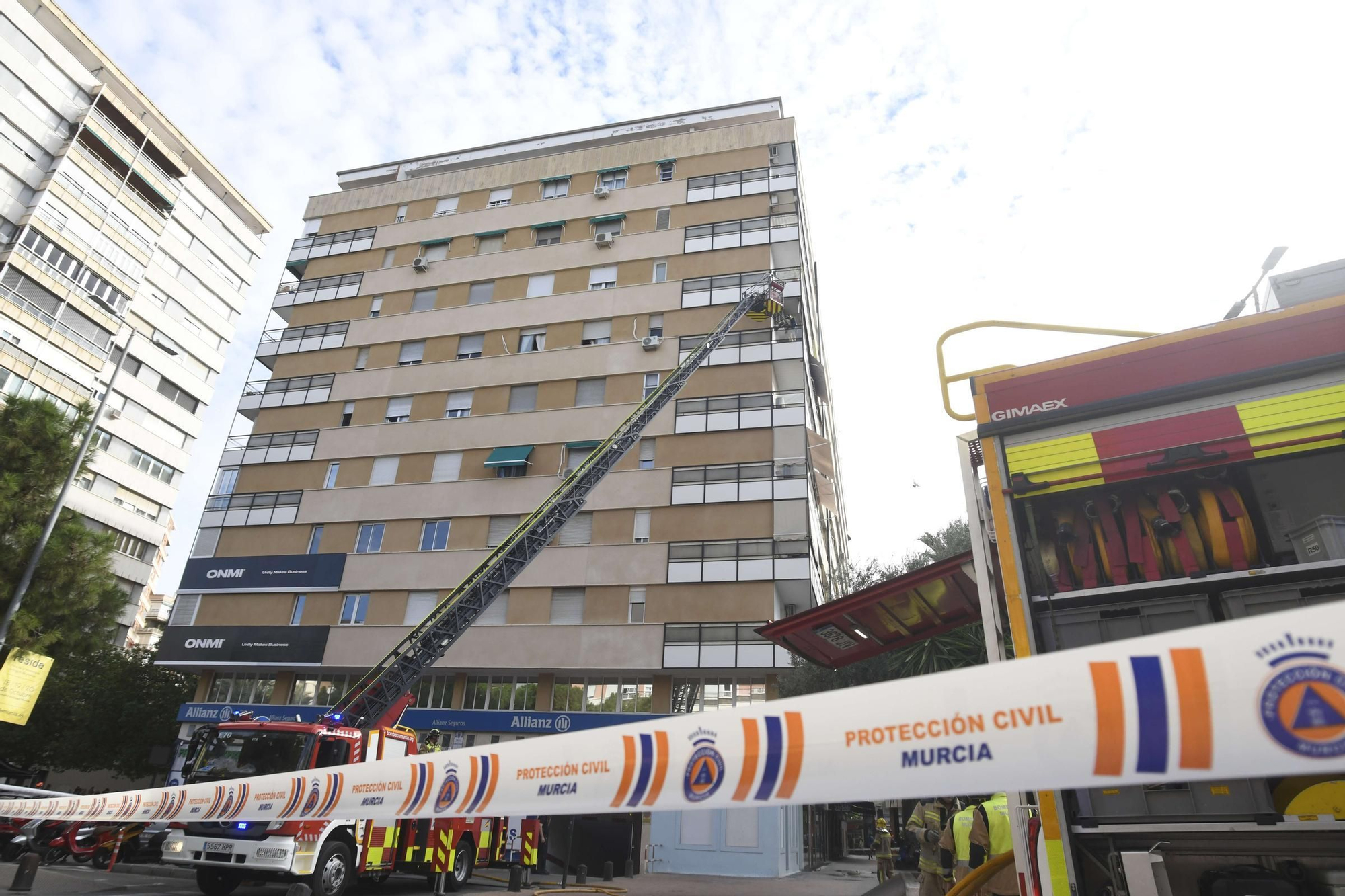 El incendio de un edificio en la Plaza Condestable, en imágenes