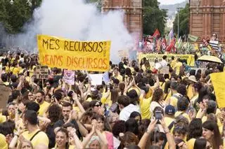 La movilización docente recorre la Gran Via de Barcelona.