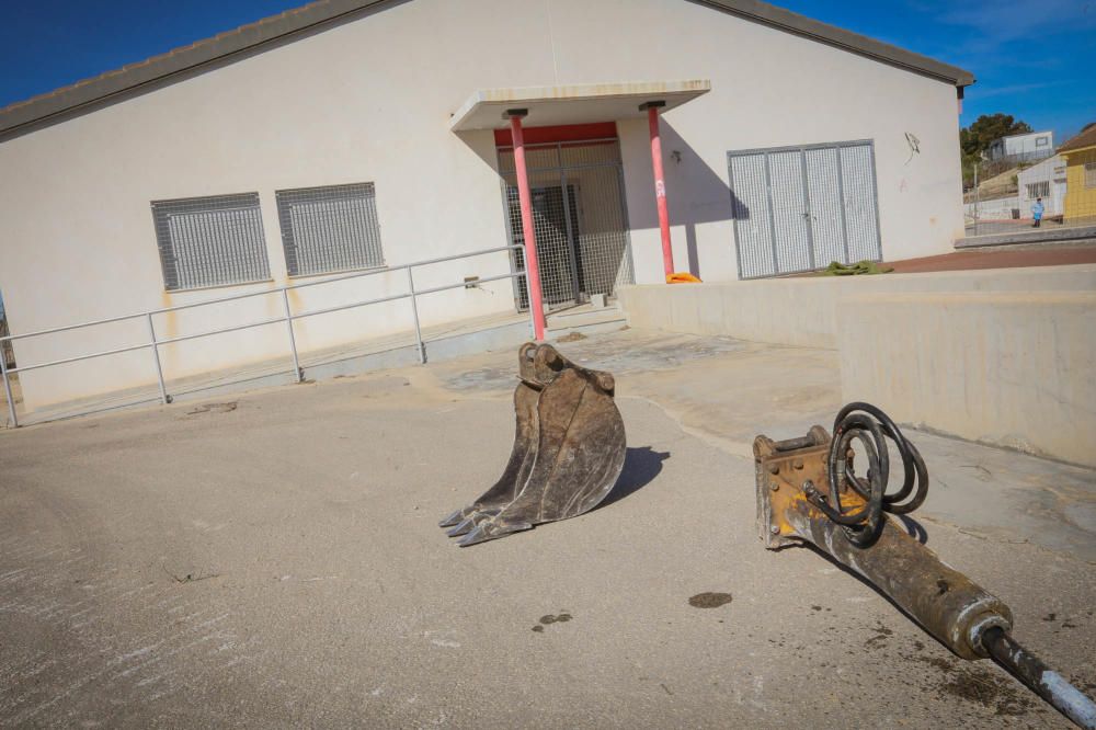 La Generalitat y el Ayuntamiento están trabajando para abrir en septiembre la Escuela Infantil construida y sin estrenar desde 2009 tras la denuncia de la Asociación de Vecinos de San Miguel de Salina