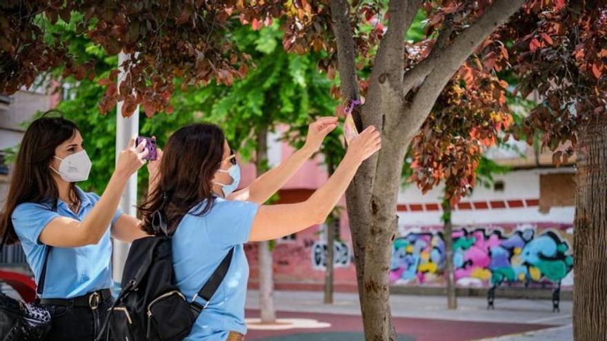 Laura hace una foto a la ubicación de uno de los vales.