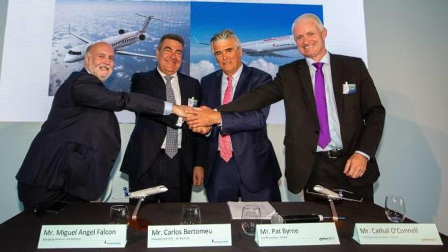 Los principales ejecutivos de Air Nostrum y de CityJet, ayer, en Farnborough International Airshow (Irlanda).