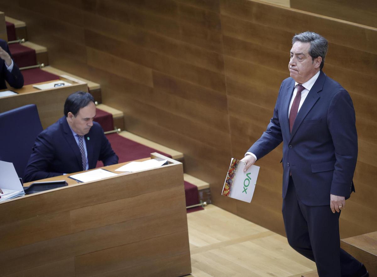 El síndic de Vox, José María Llanos, pasa por delante de Llorca ante el debate en las Corts, este jueves.