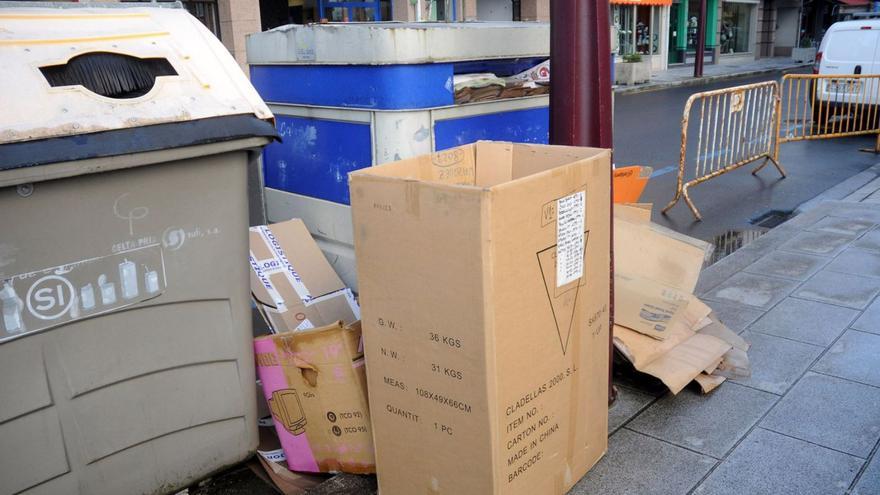 Cajas de comercios depositadas junto a los contenedores, en Lalín. | Bernabé / Javier Lalín