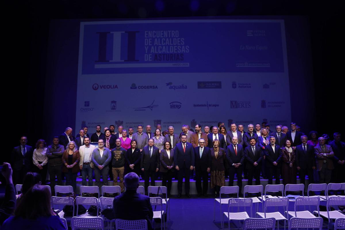 Foto de familia del III Encuentro de alcaldes y alcaldesas de Asturias, celebrado en el Centro Niemeyer. Foto de familia del III Encuentro de alcaldes y alcaldesas de Asturias, celebrado en el Centro Niemeyer.