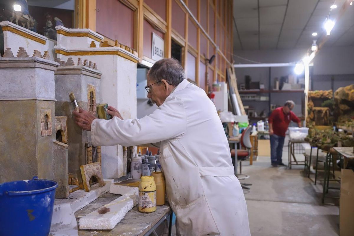 En la nave de la asociación estos días se rematan los últimos detalles de los belenes.