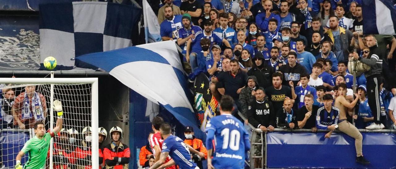 Aficionados en el Tartiere durante el último Oviedo-Sporting. | Ángel González