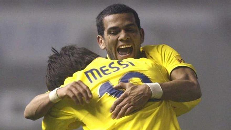 Alves se abraza a Messi, autor del tercer gol azulgrana. / jesús diges