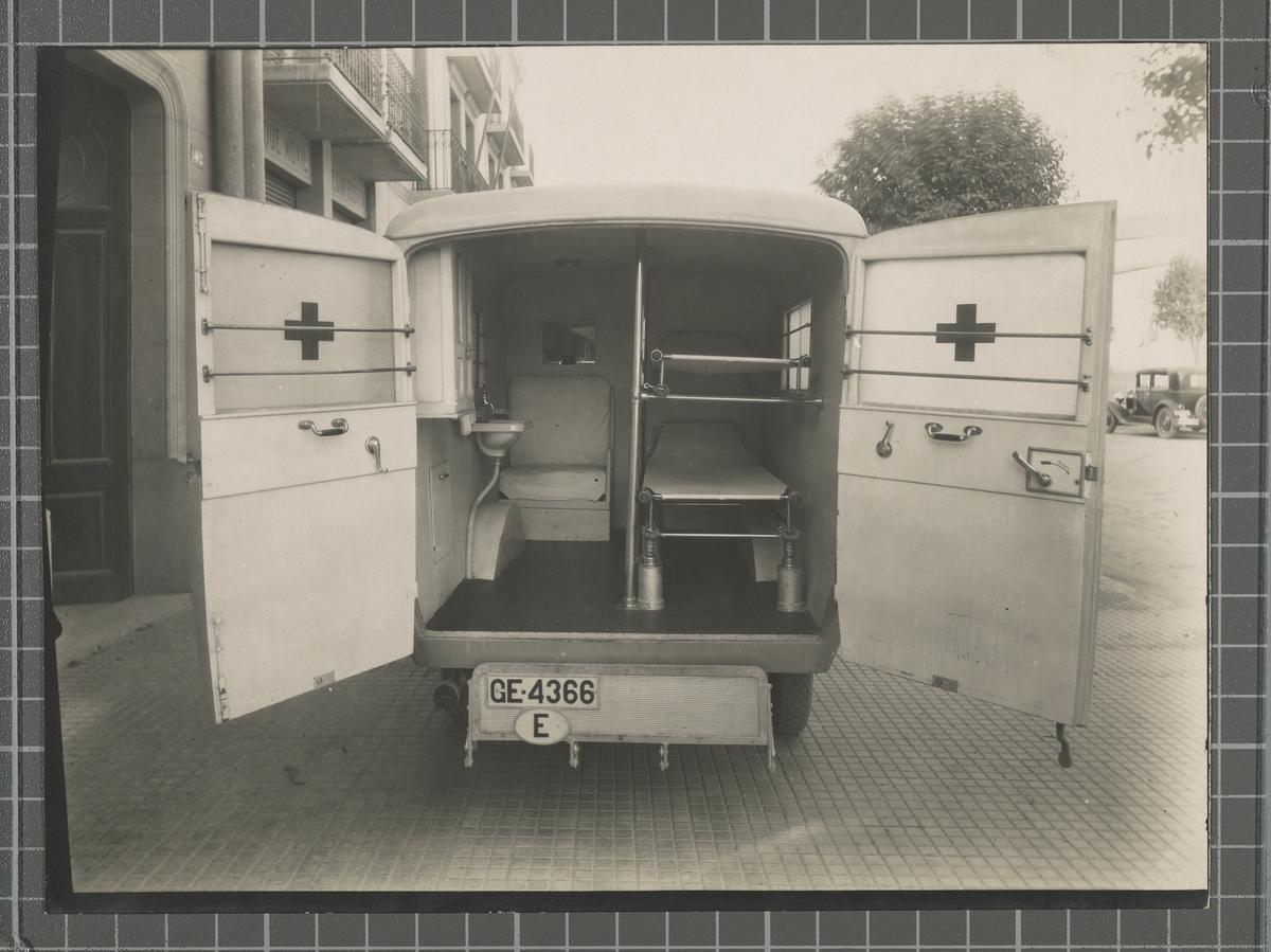 Ambulància 1932. (Imatge de la coberta del llibre)