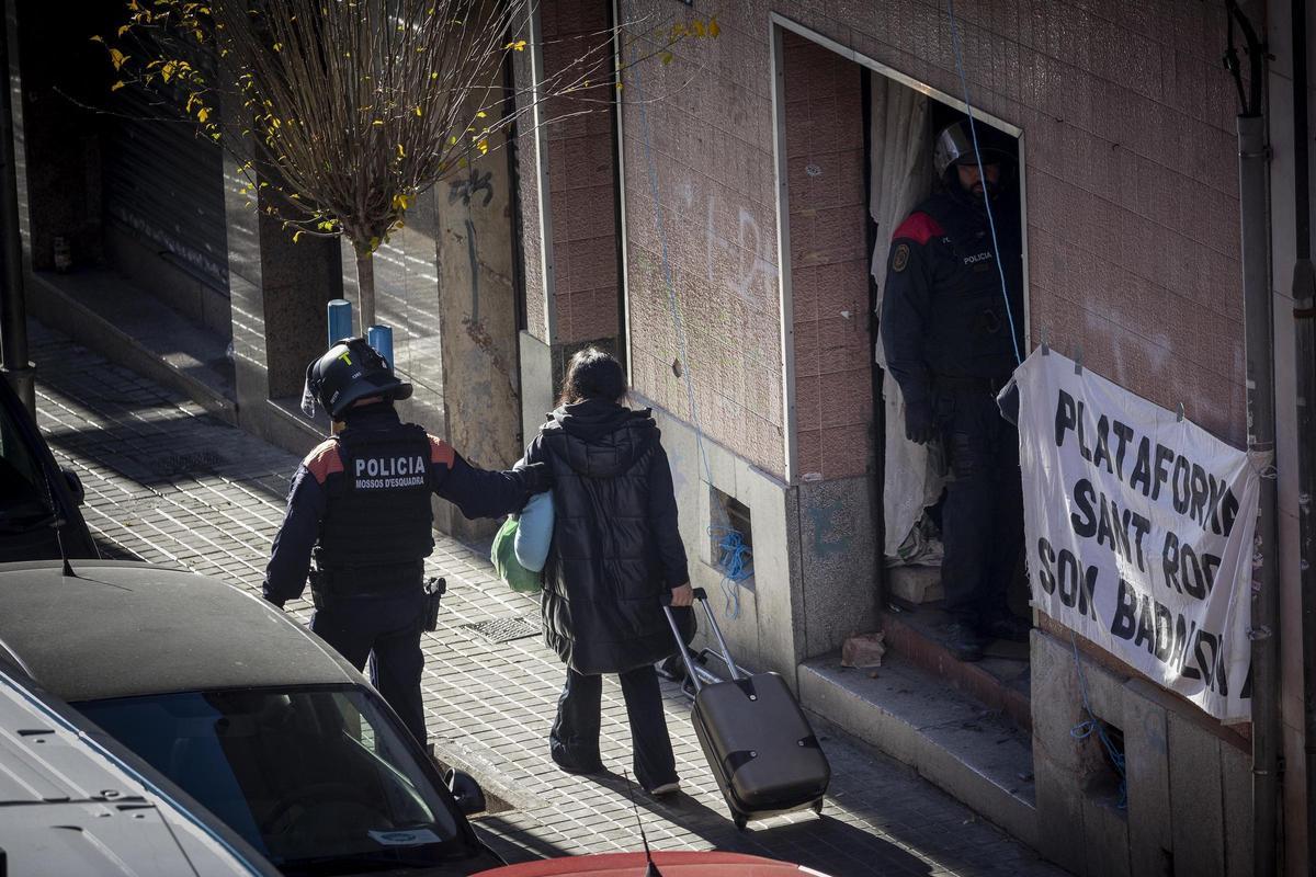 Badalona desaloja un edificio en ruinas en el que viven 8 familias