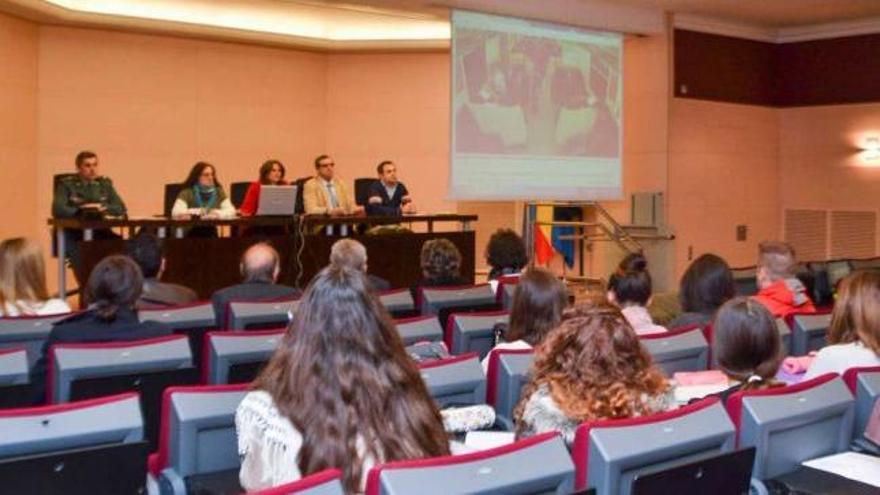 Por la izquierda, sentados en la mesa, Alejandro Anelo (comandante jefe de operaciones de la Guardia Civil), Encarna García (presidenta de la asociación contra el acoso escolar), María Esther del Moral (profesora en la Facultad de Educación), Fernando González (exinspector de la Consejería de Educación) y Luis Carlos Vecino (técnico de la Mancomunidad de la Comarca de la Sidra), ayer durante la charla en Oviedo.