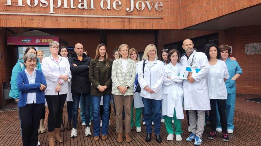 Las protestas de sanitarios de Jove llegan a la Junta y al Ayuntamiento