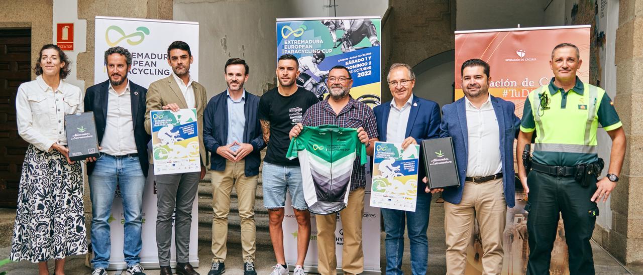 Asistentes a la presentación de la Extremadura European Paracycling Cup en Cáceres.