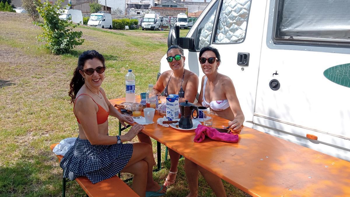 Tres asistentes al Mediterránea de Gandia, en una imagen de ayer.