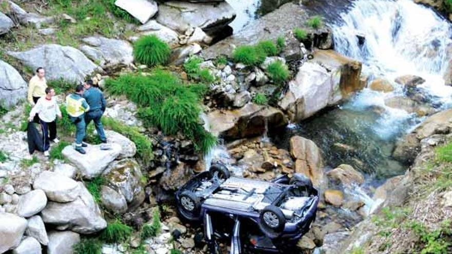 El coche accidentado, en el lecho del río