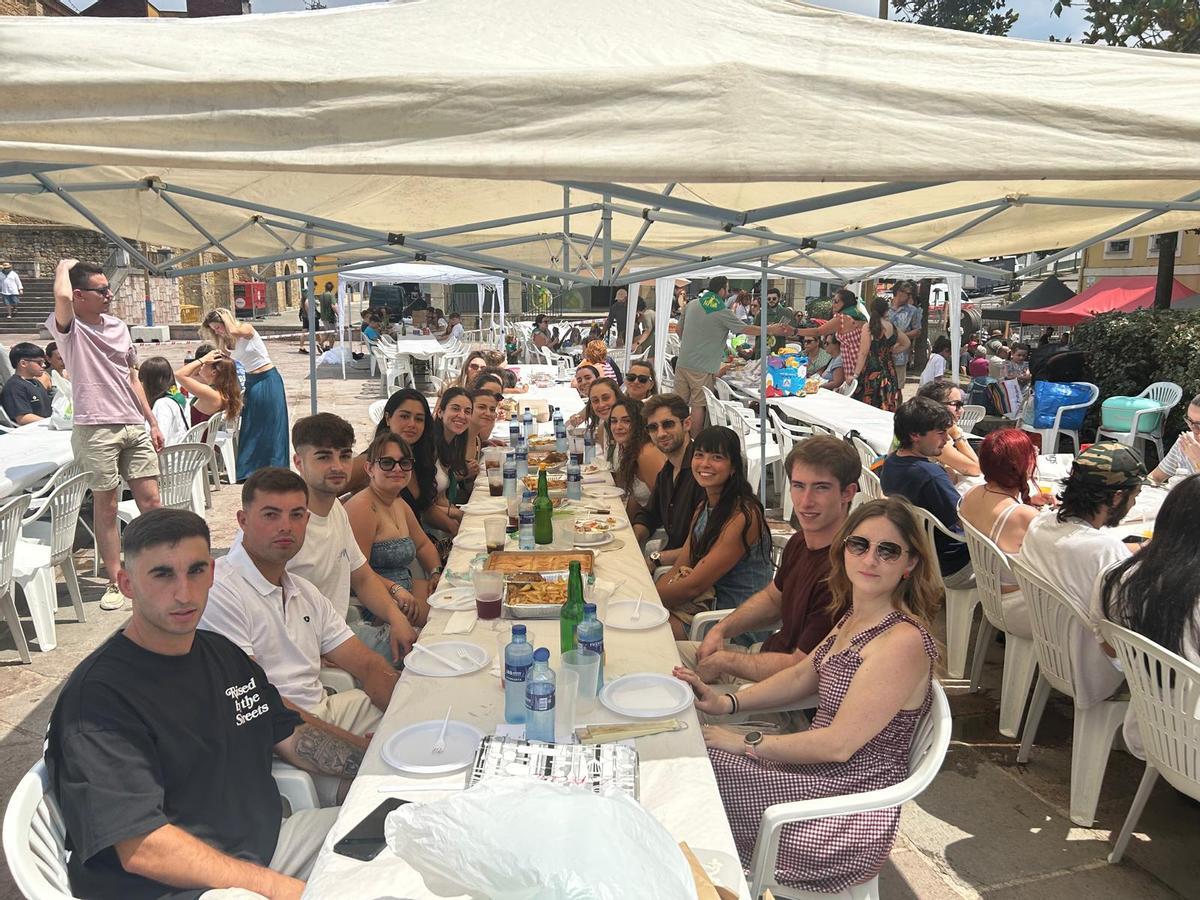 EN IMÁGENES: Comida en la calle en el Festival de la Sidra de Nava