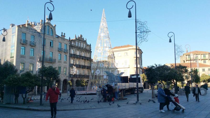 El gran árbol instalado en A Ferrería. // P.P.