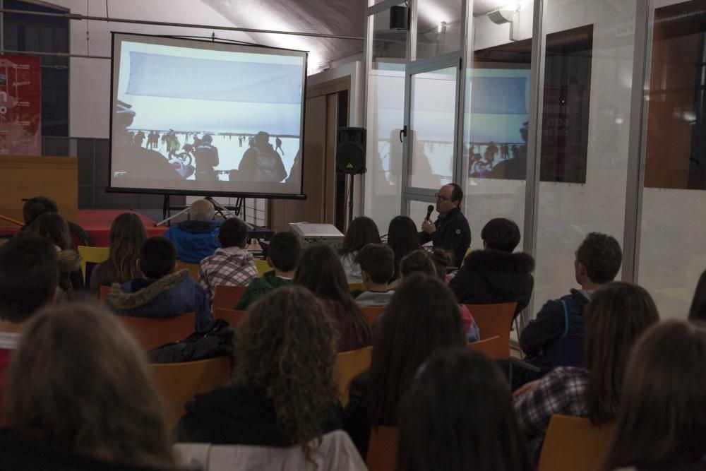 Entrega del cheque de la recaudación de la carrera solidaria a la Asociación Galbán