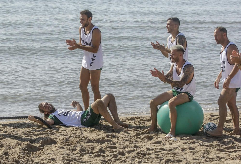 Entrenamiento del Elche CF en la playa de El Pinet