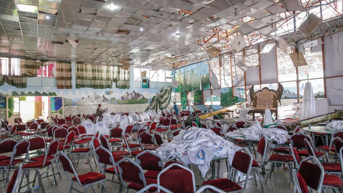 Estado en el que ha quedado la sala donde se celebraba la boda donde un suicida se ha hecho explotar en Kabul.