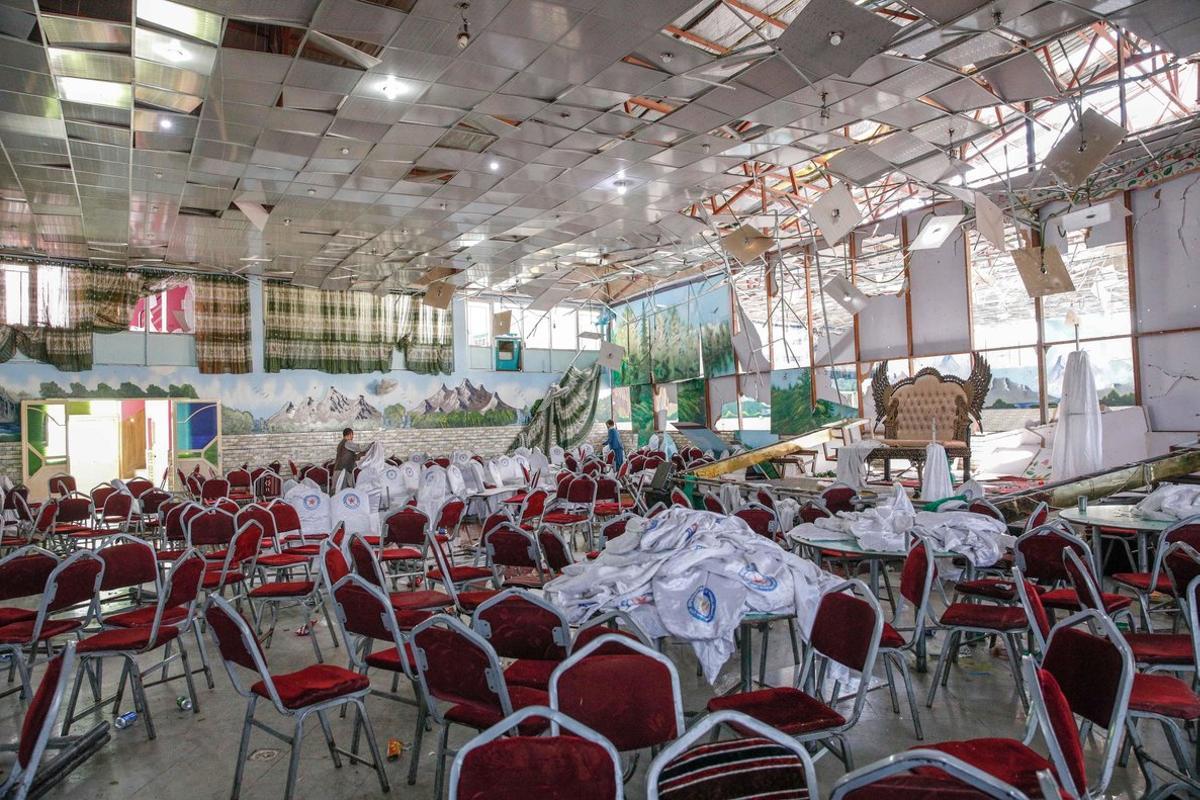 Kabul (Afghanistan), 18/08/2019.- People survey the destruction after an overnight suicide bomb explosion that targeted a wedding reception in Kabul, Afghanistan, 18 August 2019. At least 63 people, mostly wedding guests from the Shi’ite Muslim community, were killed and more than 180 injured when a suicide bomber attacked a wedding hall in Kabul, Afghanistan. No group has claimed responcibility for the bombing. (Atentado, Afganistán) EFE/EPA/HEDAYATULLAH AMID