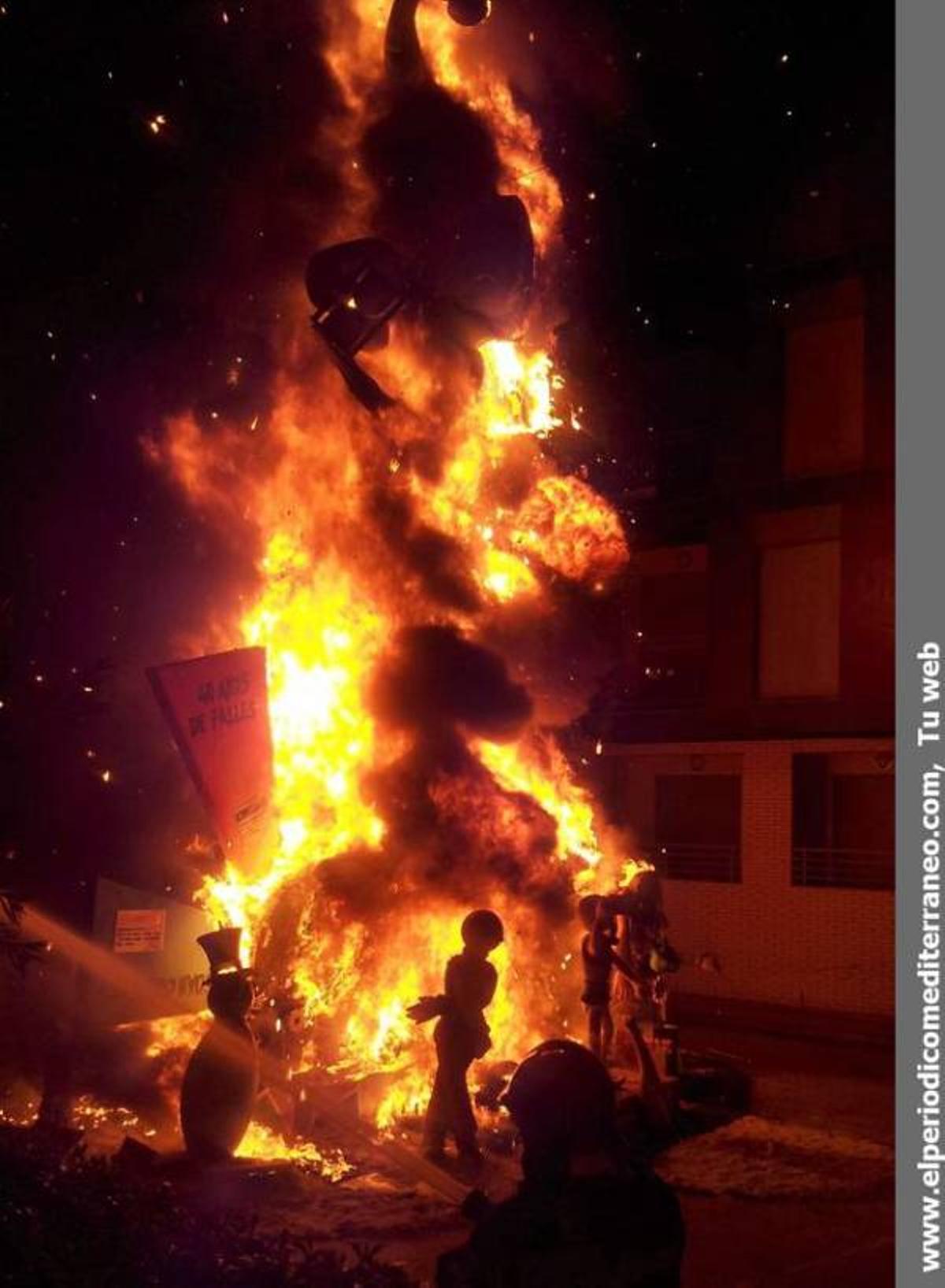 GALERÍA DE FOTOS - El fuego devora las fallas de la provincia.