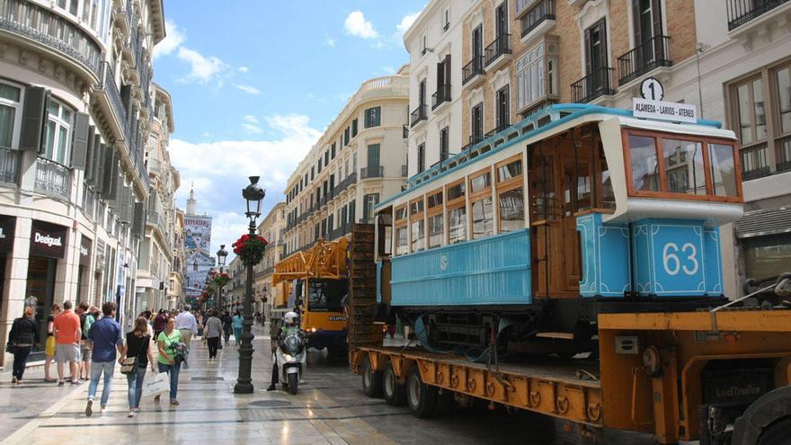 Traslado por calle Larios del tranvía restaurado por Tran-Bus, rumbo a la plaza de la Constitución, para acompañar una exposición en el Ateneo en 2014.