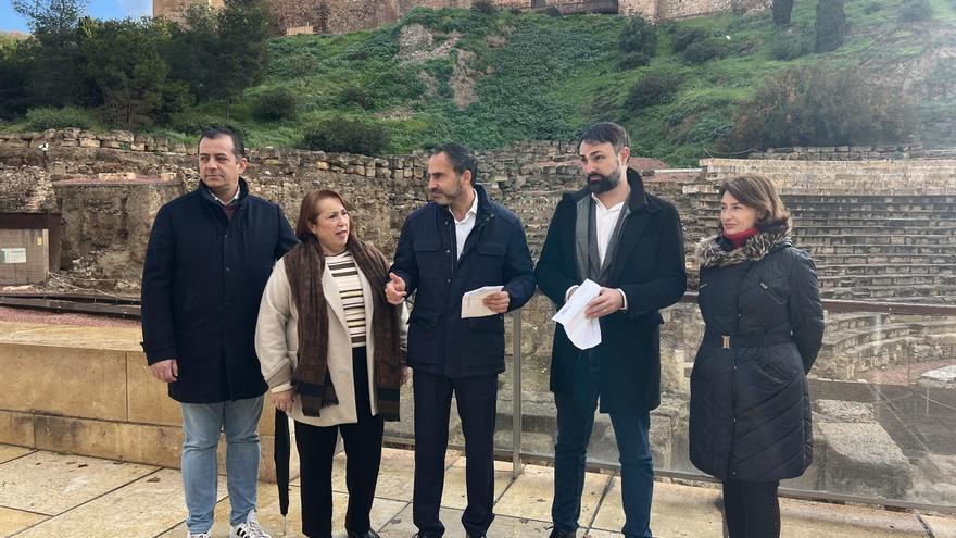 El portavoz socialista en el Ayuntamiento de Málaga, Daniel Pérez, y otros ediles del PSOE.