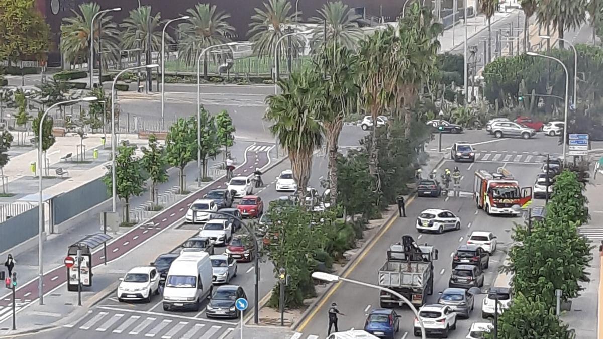 Incendio en Valencia: arde un coche en Luís Peixó.