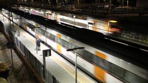 Dos trenes de Rodalies se cruzan en la estación de tren de Bellvitge en el Hospitalet, en noviembre de 2023.