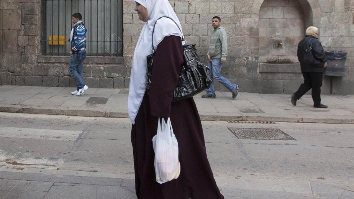 Una mujer con un velo islámico, en Barcelona.