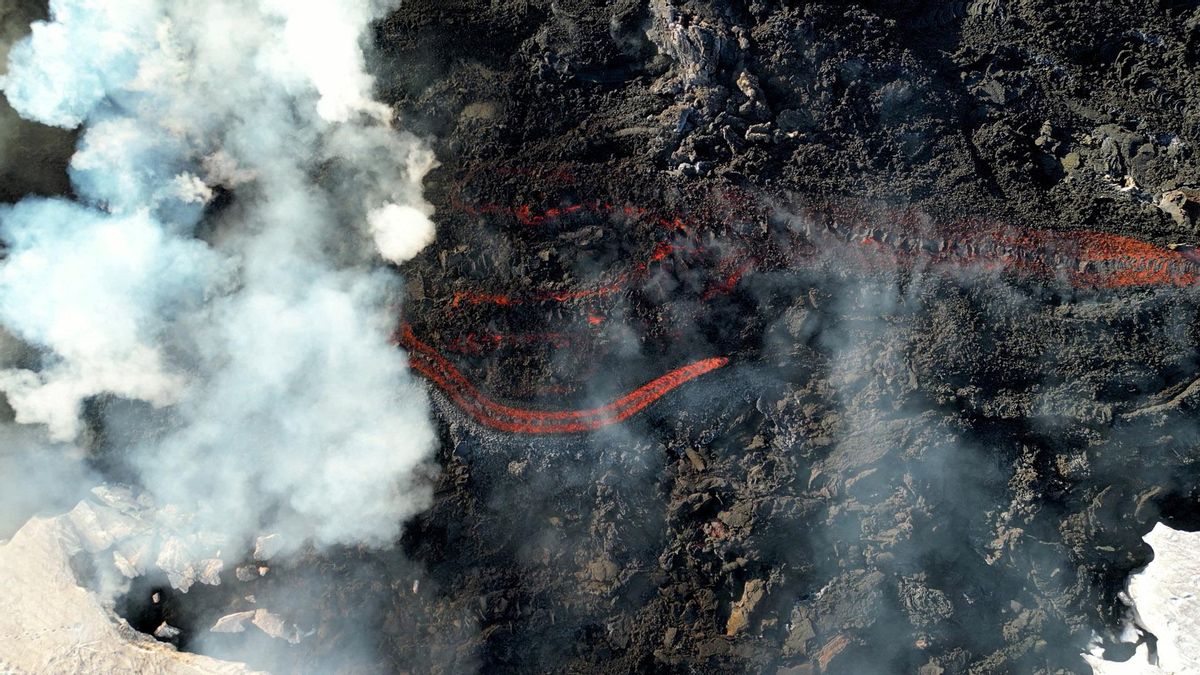 La lava fluye sobre la nieve en el volcán Etna