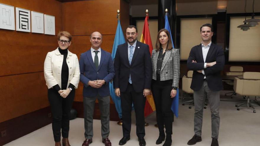 La directora de Aefas, Julia López; Íñigo Cabal, Adrián Barbón, la vicepresidenta de Aefas, Gloria Gómez, y el vocal Francisco Gayoso.