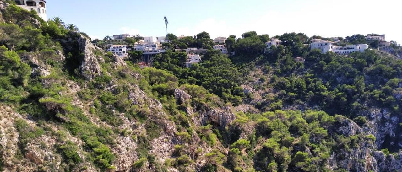 Chalés que coronan el acantilado de la Torre de Ambolo.