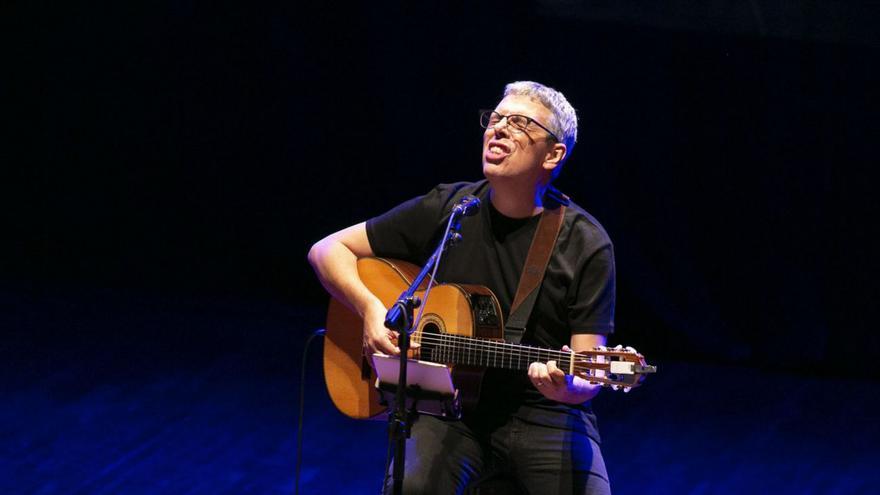 Pedro Guerra evoca a Ángel González en la Casa de Cultura