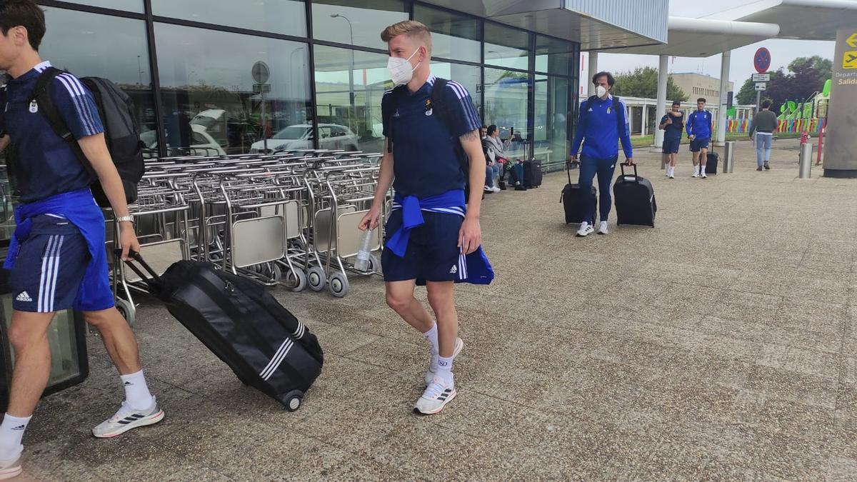 Mossa, hoy al mediodía con más jugadores del Oviedo en los exteriores del aeropuerto