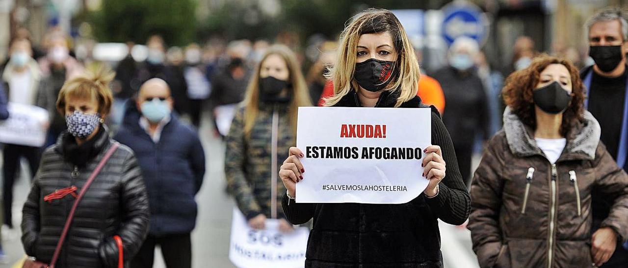 Una imagen de la movilización de los hosteleros de A Estrada, todo un icono de la preocupación por los efectos económicos de la pandemia.   | // BERNABÉ/JAVIER LALÍN