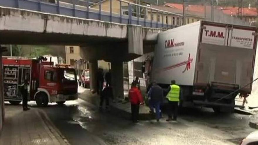 Un camión se queda encajado en un puente en Vizcaya