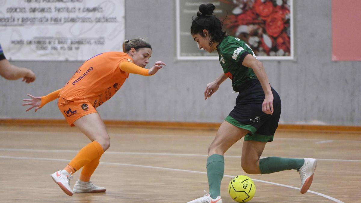 Un partido anterior entre el Bembrive y el Burela disputado en el pabellón Vicente Álvarez de Bembrive.