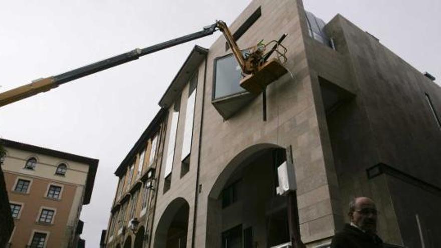 Retirada de andamios, ayer, en el futuro Museo de Avilés.