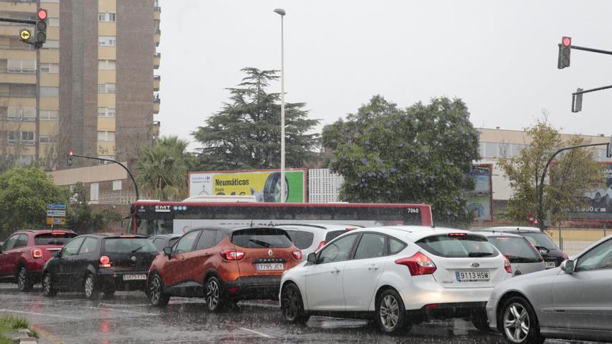 La lluvia provoca atascos de hasta 9 kilómetros en las entradas a Valencia