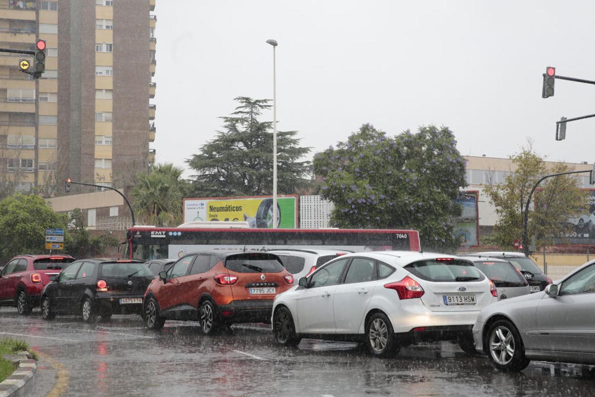 La lluvia provoca atascos de hasta 9 kilómetros en las entradas a Valencia